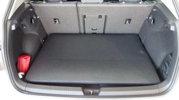 Eine Kofferraumwanne für VW ID.3 wartet als eine strapazierfähige Bodenmatte auf ihre eigentliche Gebrauchsstellung